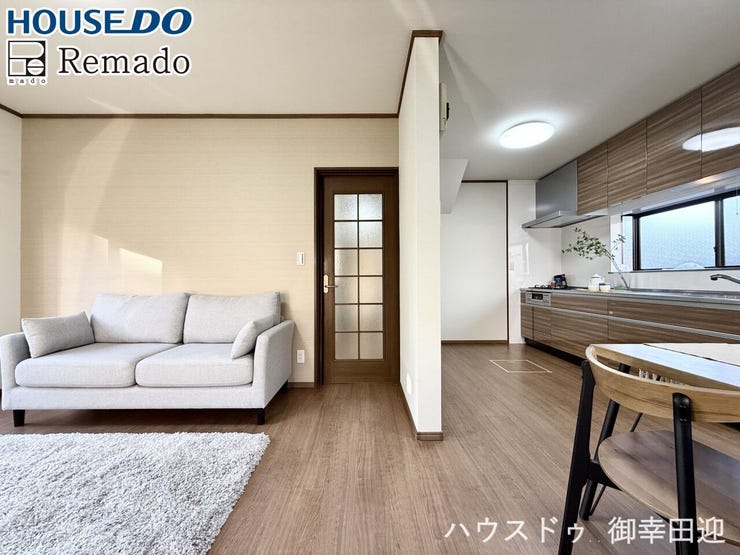 【リビング】
■□■家族の笑顔が集う、安らぎとくつろぎの中心地■□■お気に入りの家具を迎え、窓からは心地の良い光が差し込みます。