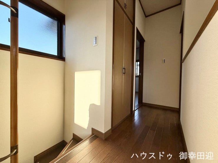 ■□■暮らしを繋ぐ、明るい動線■□■採光窓から光が差し込み、足元を優しく照らす。安全で快適な、家族の生活を支える縦の繋がりです。