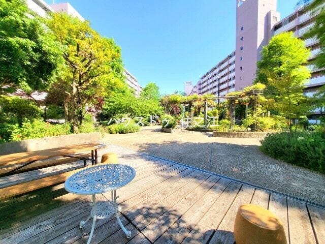 ★マンション内の敷地。植栽も多くあり緑豊かです♪