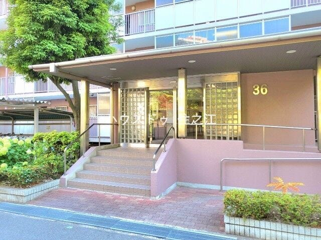 ★エントランスには庇(屋根)がございますので雨の日も安心♪