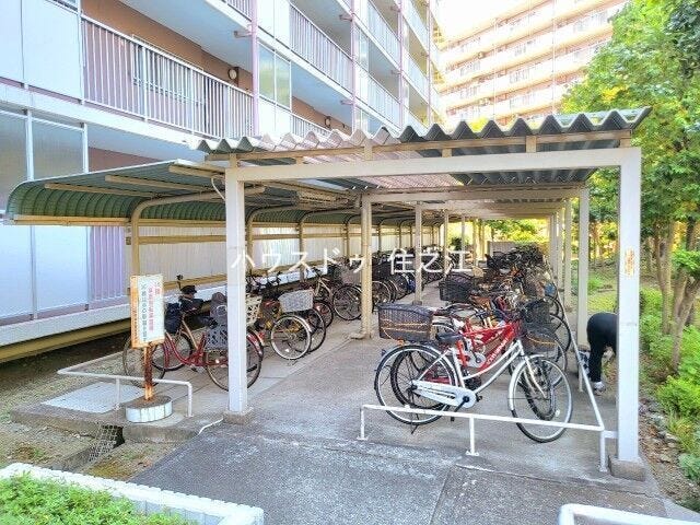 ★屋根付きの駐輪場ですので雨の日も安心。サドルが濡れる事も無いですね!