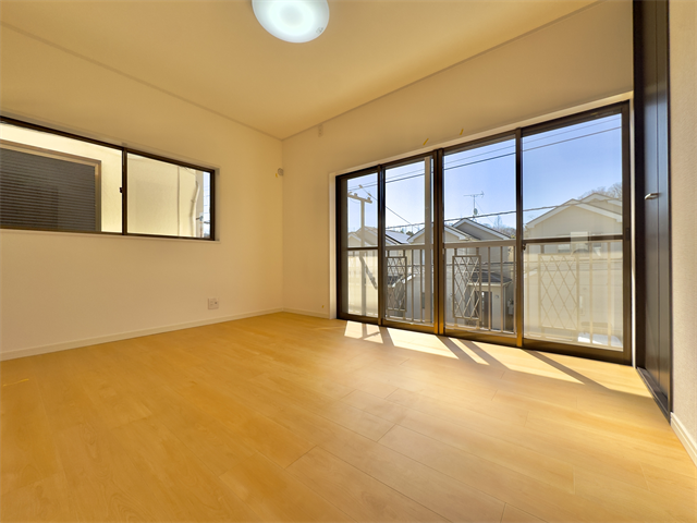 間取り図右下6帖洋室:バルコニーへ出入りが可能な洋室です。大きな窓の設置があり、開放感のある空間ですね。