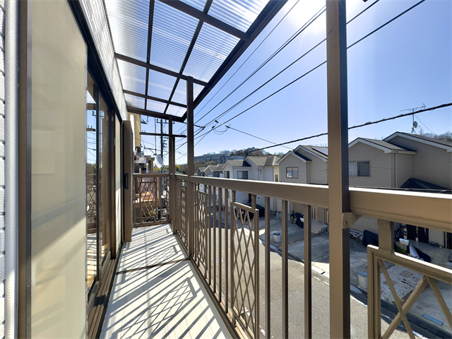 バルコニー:南向きのバルコニーです。天気がいい日はお洗濯もカラっと乾きそうですね。