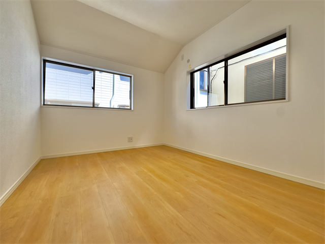 間取り図右上6帖洋室:横長の窓がたっぷりと日差しを入れてくれるので、北側にあるお部屋ですが明るい空間になっています。天気のいい日の朝は気持ちよく起きることができそうです。