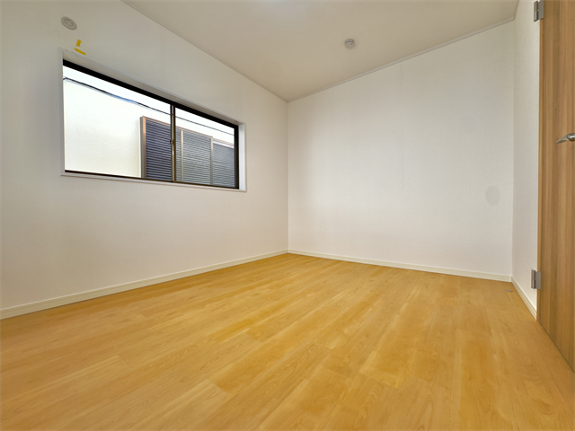 間取り図右上6帖洋室:東側からは朝日を取り込むことのできるので、寝室にぴったり。目覚めのいい朝を迎えれそうですね。