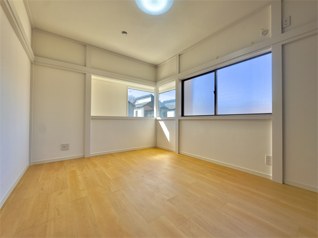 間取り図左側6帖洋室:大きめの窓から陽射しがたっぷり降り注ぎ、明るいお部屋になっていて気持ちよく過ごしていただけます。