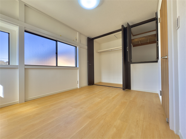 間取り図左側6帖洋室:収納がしっかりあるので、お部屋を広くお使いただけます。小物なども収納できるのでレイアウトも楽しむことができそうです。