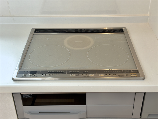 キッチン:お手入れのしやすいIHが採用されています。3口あるので複数の調理を同時にできます◎