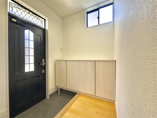 玄関:玄関には小物を置けるスペースがありますので季節ごとにアレンジをするのも楽しそうです♪