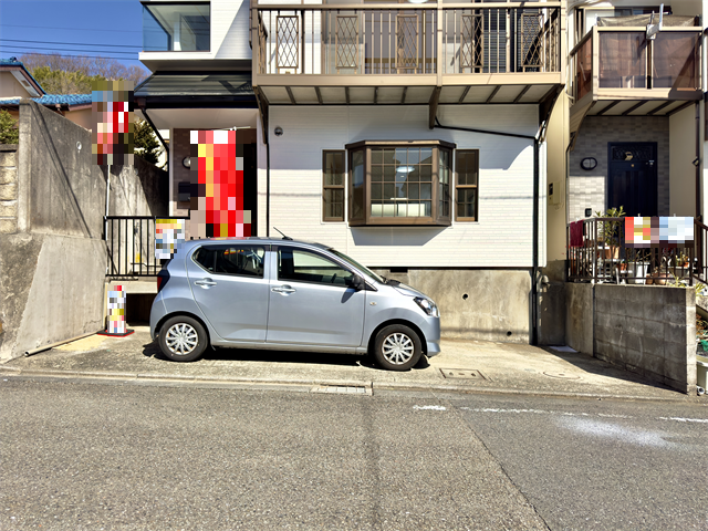 駐車場:舗装された駐車場です。2台停めていただくことが出来ます(※車種による)。