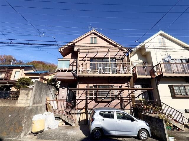 【外観】
3LDKの間取り、駐車は2台可能です。