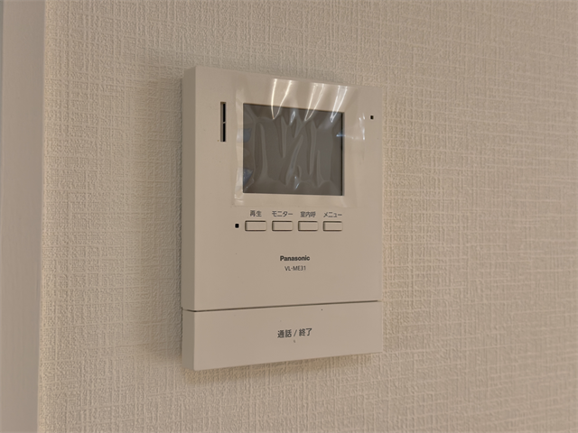 モニター付きインターホン:訪問者の顔を確認できるので防犯の効果が高まり暮らしに安心を与えてくれます。