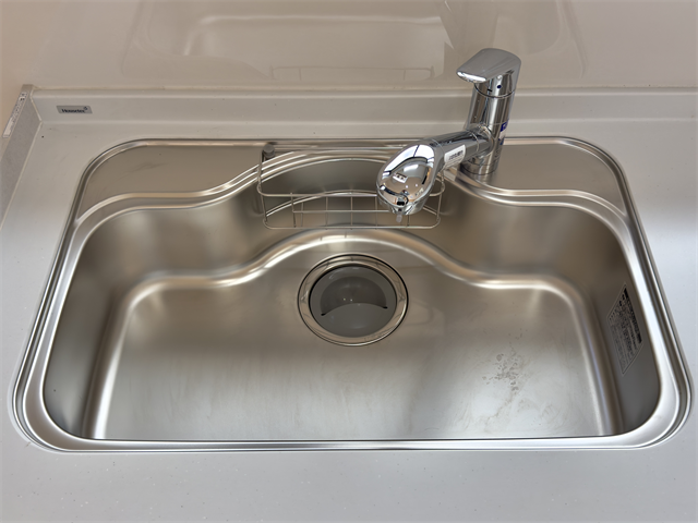 キッチン:錆びや汚れに強いステンレス製のシンクで毎日のお手入れも簡単お手入れも簡単♪奥行きがあるので大きなフライパンなども洗いやすいです。