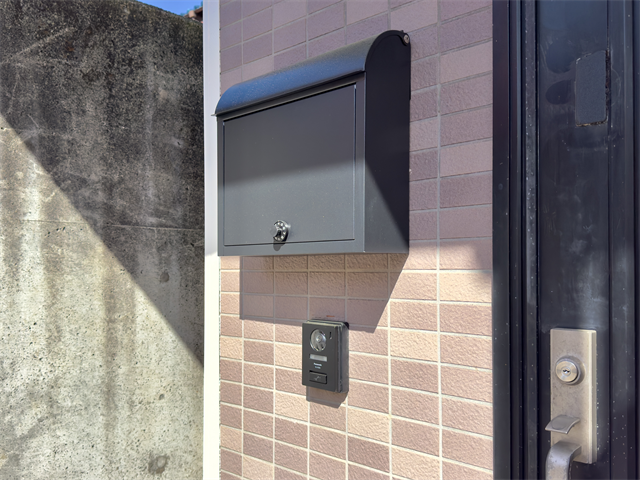 シンプルなデザインのインターホンとポストがあります。