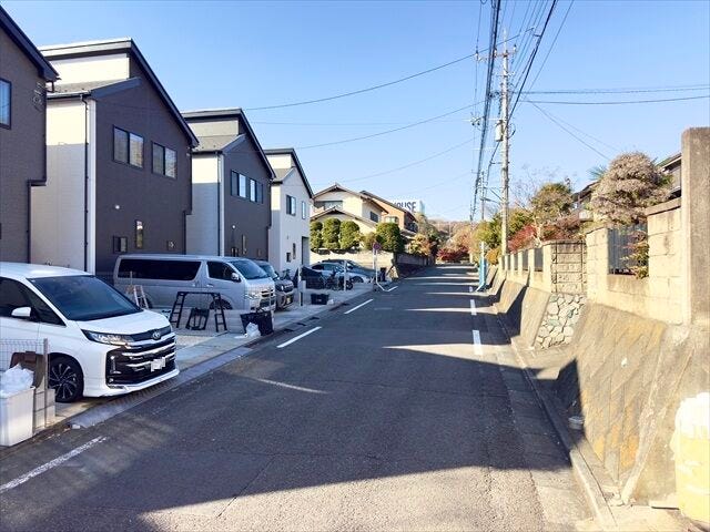 【南側 前面道路】幅員約5.9mの前面道路です。車がすれ違える道幅です。車1台とベビーカーですれ違っても余裕のある道幅は安心ですね。