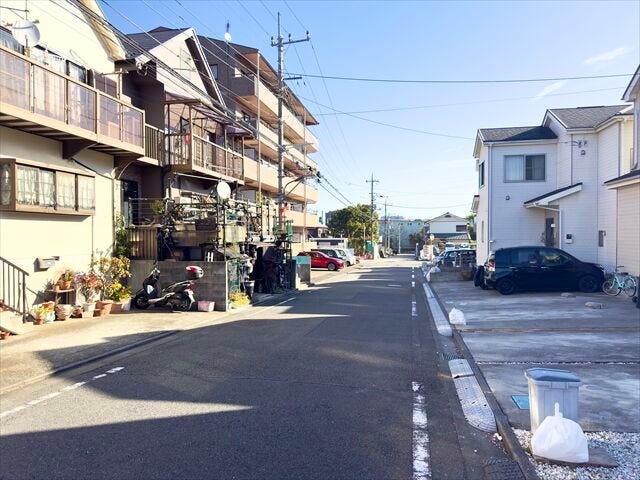 【南側 前面道路】幅員約5.9mの前面道路です。お子様と手を繋いで歩いている横を車が通り抜けれる道幅となっています。安心してお子様と一緒にお出掛けする事が出来ます。