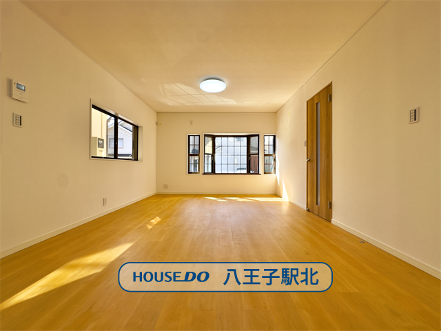 【リビング】
リビング:2面採光なので日当たりがいいのはもちろん、風通しも良好なのでご家族憩いの場のリビングが気持ちの良い空間になっています。