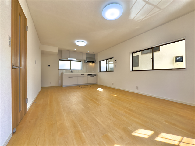 リビング:ナチュラルな雰囲気のフローリングですので家具やインテリアなども合わせやすいです。どんなお部屋にしていくか考えるのも楽しいですね♪