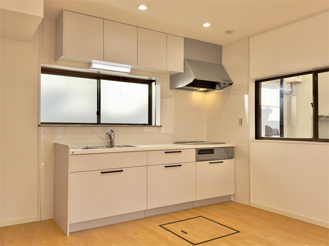 キッチン:キッチンは壁付けタイプですのでお部屋をすっきりと見せてくれるメリットがあります。