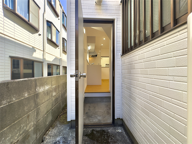 キッチン:勝手口が付いていますので、ゴミ出しもサッと外に持っていくことが出来ますね。いやな臭いがキッチンにこもらず快適です♪