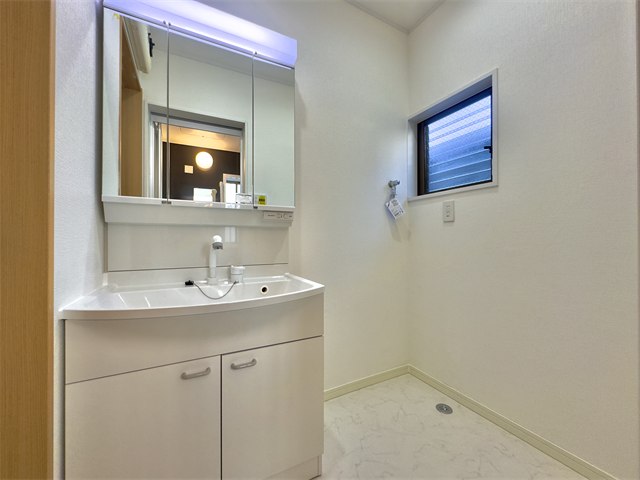 洗面所:洗濯機置き場の上には窓があり、こもりがちな湿気もしっかり換気することができます。洗面台の下や三面鏡の裏には収納がありすっきりと片付けることができます。