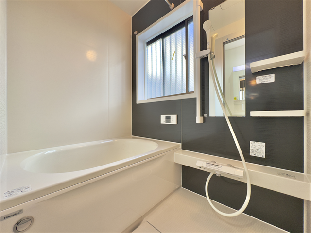 浴室:窓が付いているのでこもりがちな湿気もしっかり換気できます。浴槽近くに手すりがあるので安心してバスタイムを楽しむことができます。