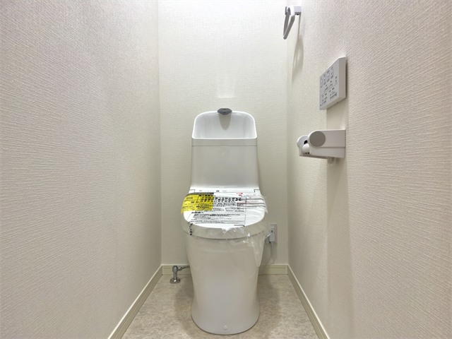トイレ:リモコンタイプの温水洗浄便座で便座周りはスッキリ。タオル掛けやペーパーホルダーが備え付けられています。