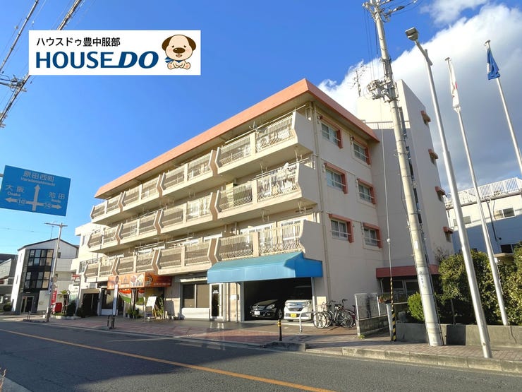 【外観】
阪急宝塚線「曽根駅」まで徒歩10分にあるマンションです。教育施設、スーパー、公園が徒歩10分圏内に揃っています。大阪伊丹空港の航路に近く、飛行機好きの方におすすめです!