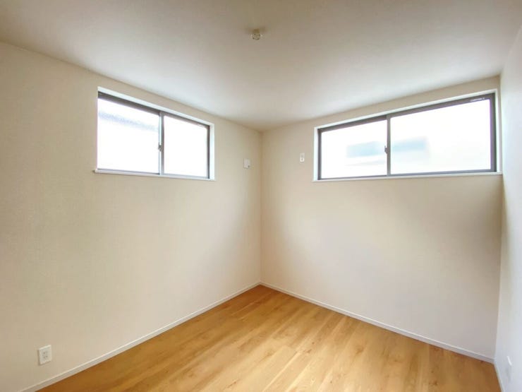 2面採光により北東向きのお部屋ですが、
昼間でも明るいですね♪