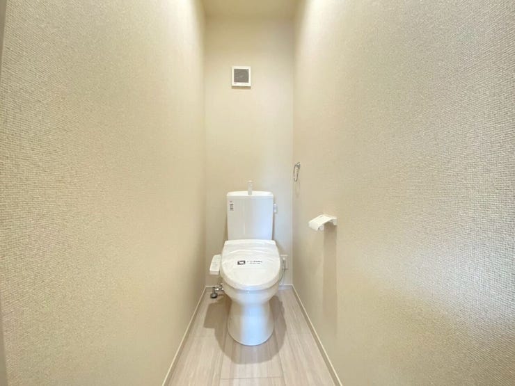 奥行きがあるトイレで閉塞感はなく、落ち着きのある空間に
なります♪