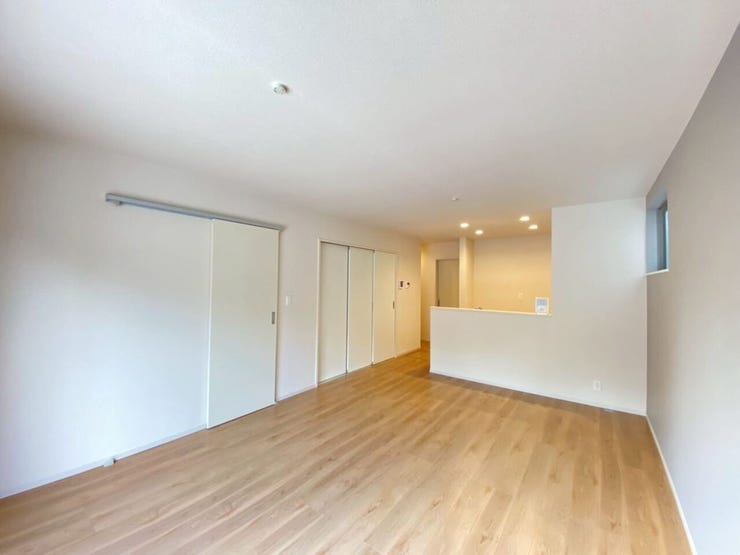 南東向きのリビングは日当たり良好で昼間でも
明るく、家族団欒のお時間を過ごせます♪