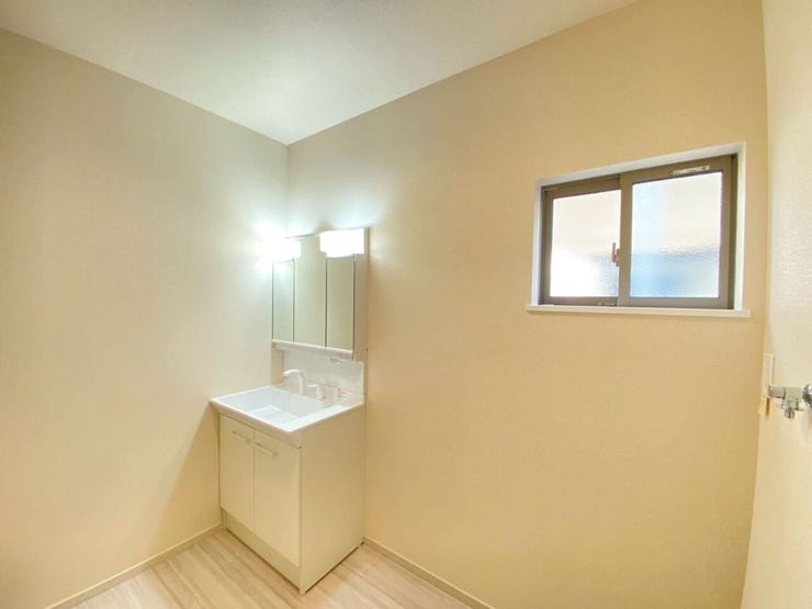 湿気がこもりやすい洗面所ですが、窓がついているため
換気良好♪