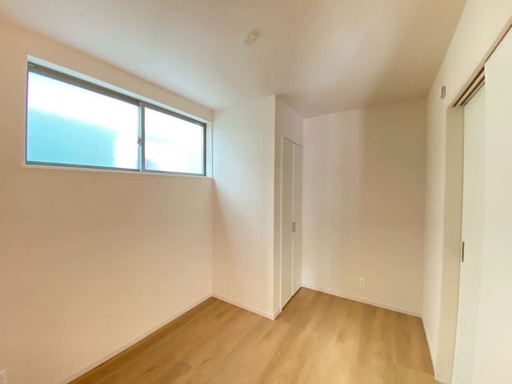 リビング横の洋室
扉をオープンすればリビングと一体になり、より広く
ご使用いただけます♪