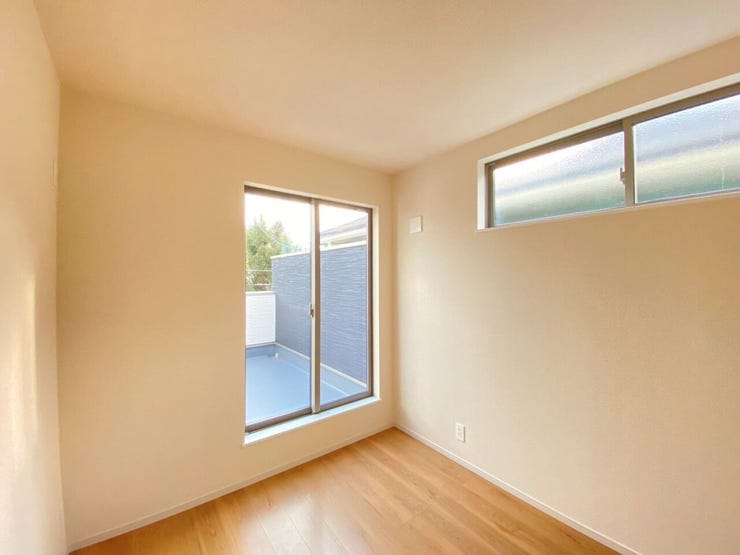 バルコニーに面したお部屋で日当たりと風通し良好♪
お子様のお部屋、趣味部屋として用途が広がりますね!