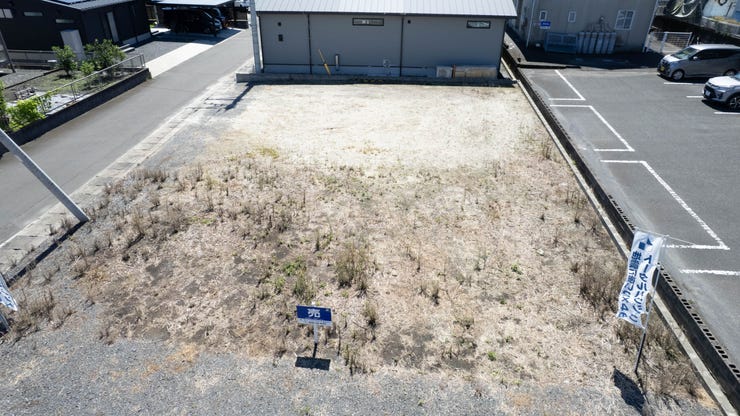 【外観】
前面道路も整備され、車の出入りがしやすい配置になっています。全体がすっきりとまとまった区画割りで、陽当たりや風通しも良好です◎