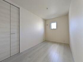 【同社施工例】
リビングに隣接した洋室は、バリアフリーなのでご高齢の方やお子様のためのお部屋としても重宝しそうです