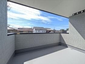 【同社施工例】
南バルコニーで毎日のお洗濯も楽々快適。