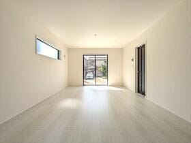 【同社施工例】
大きな掃き出し窓があり、とても明るいLDK
対面キッチンのリビングで遊ぶお子様の様子も見えるので安心です♪