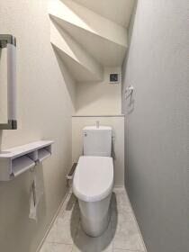 【同社施工例】
2箇所あるトイレは快適な温水洗浄便座付き