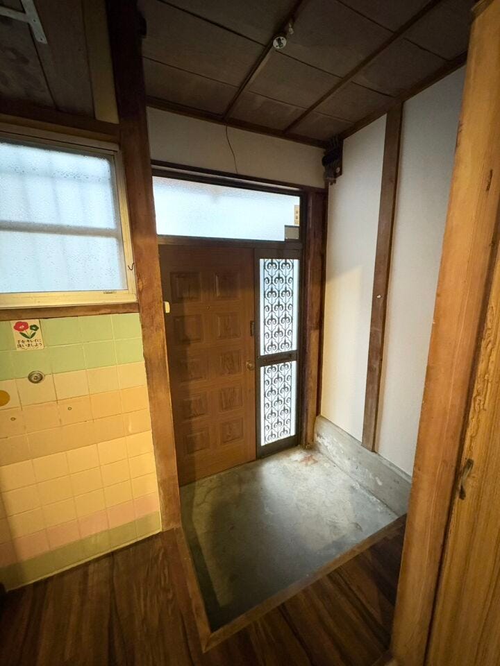 床も張り替えられており、綺麗な玄関となっております!