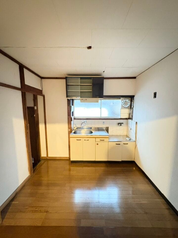 キッチンは窓もあり、日当たりが良いため明るい空間となっております!