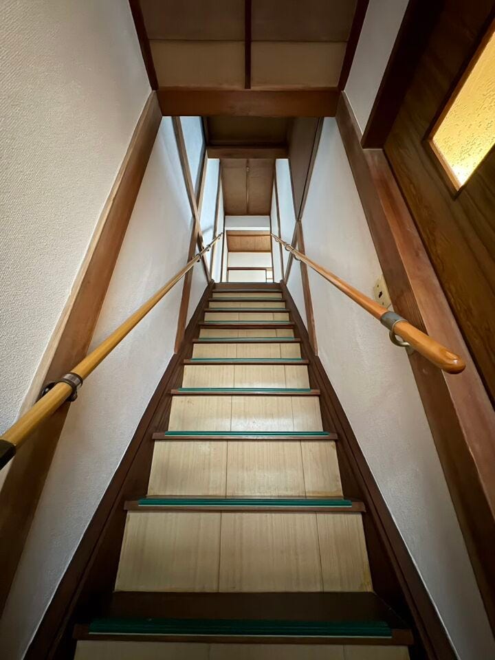 両サイドに手摺が付いており安心です♪