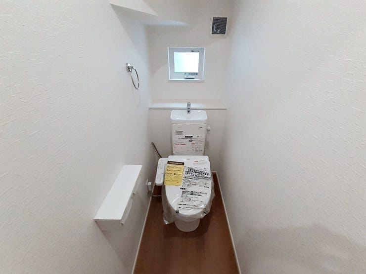 06.温水洗浄便座付きのトイレ
お掃除しやすい素材と機能にこだわった、シャープなフォルムのトイレはいつまでもキレイが続きます。※イメージ写真