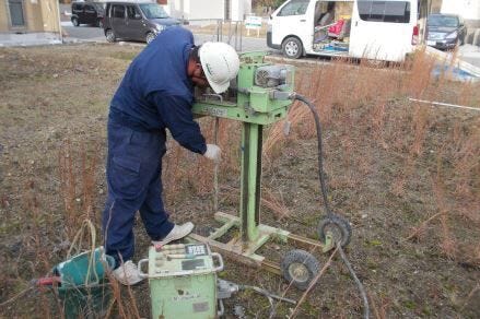 【地盤調査】
全現場地盤調査を実施。(スウェーデン式サウンディング調査)
当社基準に満たない場合は全て地盤改良工事を施しております。