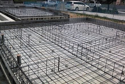 【基礎工事】
基礎工事はとても大事な工事になり基礎がしっかりしてなければどんな高性能な住宅も意味がありません。
当社では法令の検査はもちろん工事監督によるチェック、専門係員によるチェック。