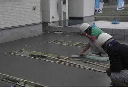 【外構工事】
外壁工事が終わると外構工事になります。
当社では外構工事を含めた建物一体でのお引渡しになります。