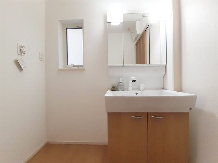 02.ミラーキャビネット (くもり止めヒーター付)
ミラー扉の内側がすべて収納スペースになっています。※イメージ写真