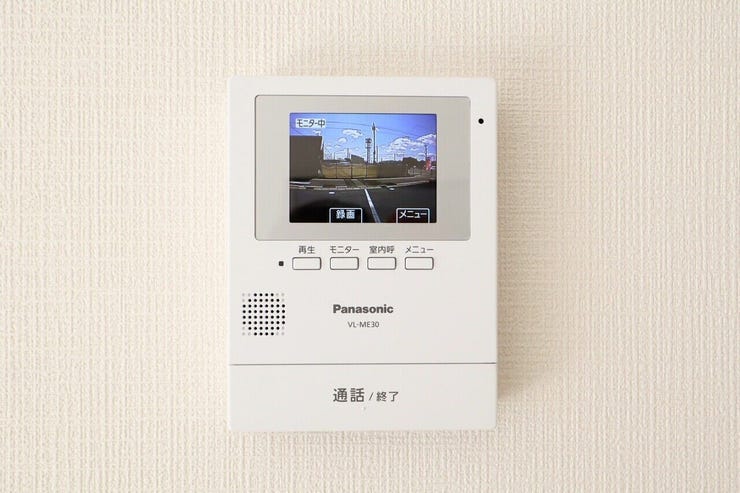 〇カラーモニター付インターホン〇 同仕様
不在時の訪問は自動で録画されます。
訪問者の顔が確認できるのでお子様の留守番にも安心です♪