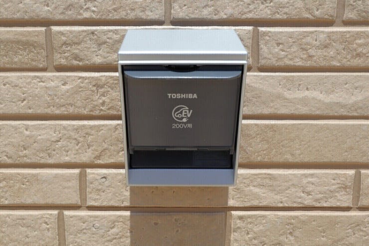 〇EV車用コンセント〇 同仕様
外壁にはEV車用のコンセントが標準装備♪
これからの時代には必須のアイテムになりそうですね♪