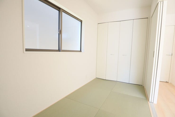 ◇和室◇ 同仕様
リビング横の便利な和室です。
収納としてもお使いいただけます。そのまま横になることができますので、小さなお子様がいるご家庭や、ゆったりしたいときにも重宝しそうですね♪